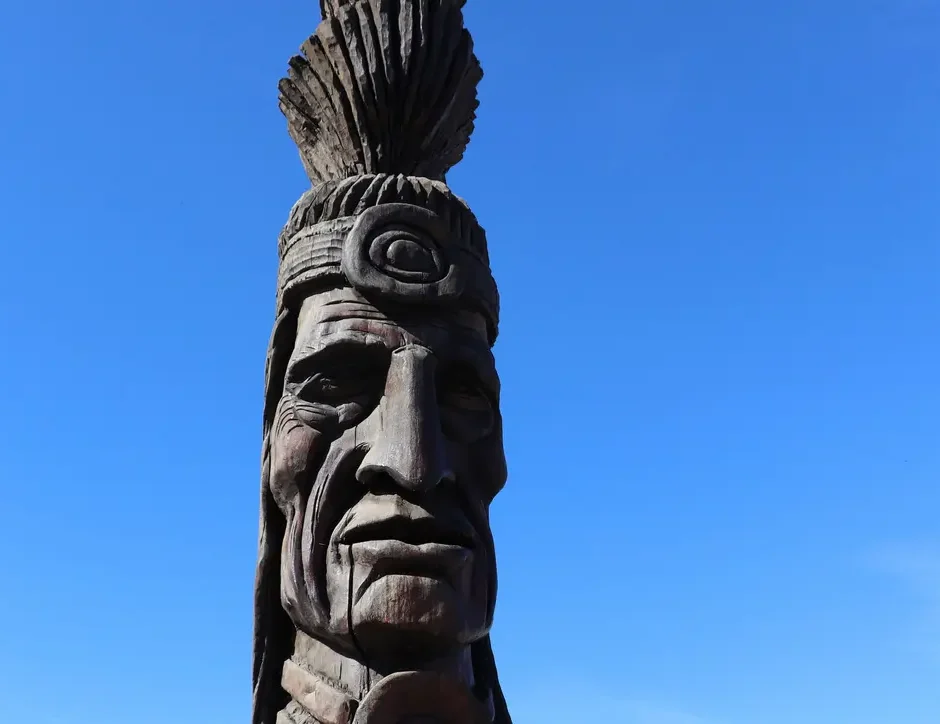 A very tall Peter Toth sculpture of a Native American stands in the parking lot of Stage Stop in honor of the Trail of Tears. It was dedicated in 1981.